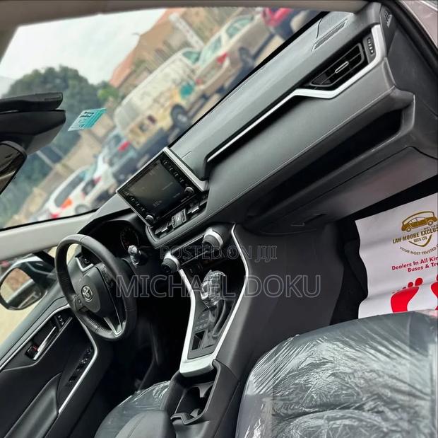 Toyota RAV4 XLE 2021 Silver
