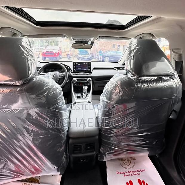 Toyota RAV4 XLE 2021 Silver