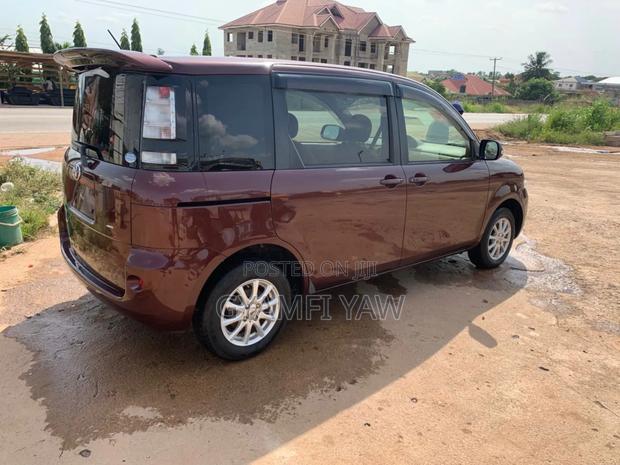 Toyota Sienta 1.5 FWD 2013 Brown