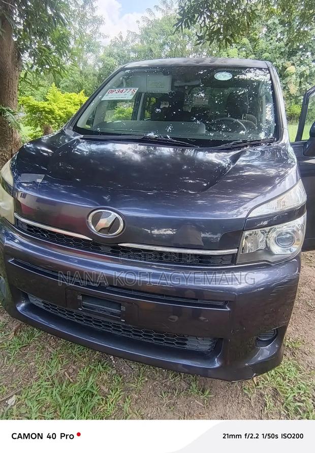 Toyota Voxy 2010 Purple