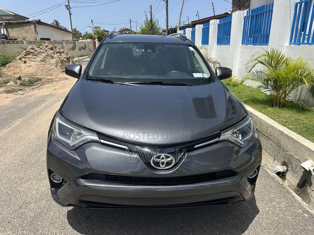 Toyota RAV4 LE 4dr SUV AWD (2.5L 4cyl 6A) 2018 Gray