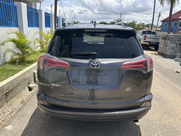 Toyota RAV4 LE 4dr SUV AWD (2.5L 4cyl 6A) 2018 Gray