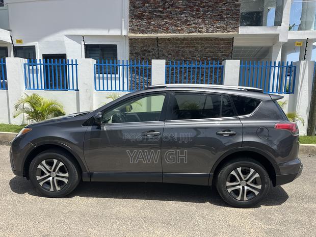 Toyota RAV4 LE 4dr SUV AWD (2.5L 4cyl 6A) 2018 Gray