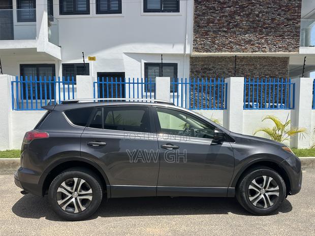Toyota RAV4 LE 4dr SUV AWD (2.5L 4cyl 6A) 2018 Gray