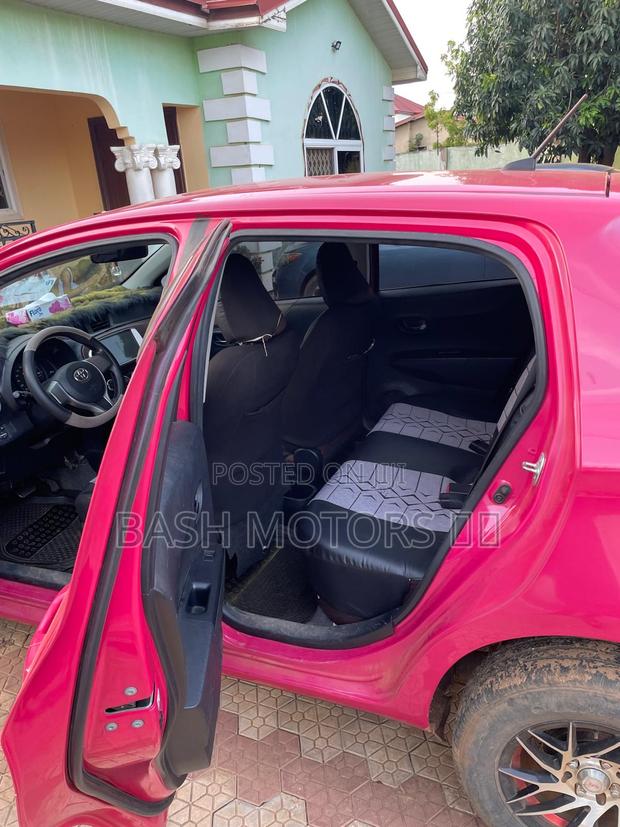 Toyota Vitz 1.3 AWD 5dr 2012 Pink
