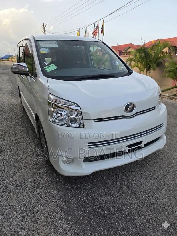 Toyota Voxy 2010 Pearl