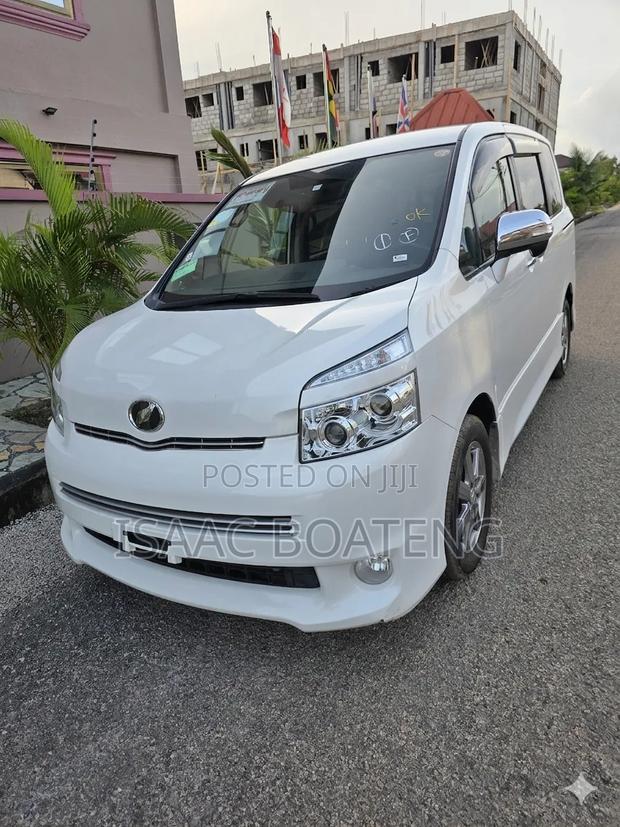 Toyota Voxy 2010 Pearl