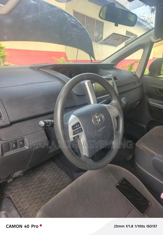 Toyota Voxy 2010 Purple