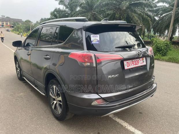 Toyota RAV4 XLE 4dr SUV (2.5L 4cyl 6A) 2018 Gray