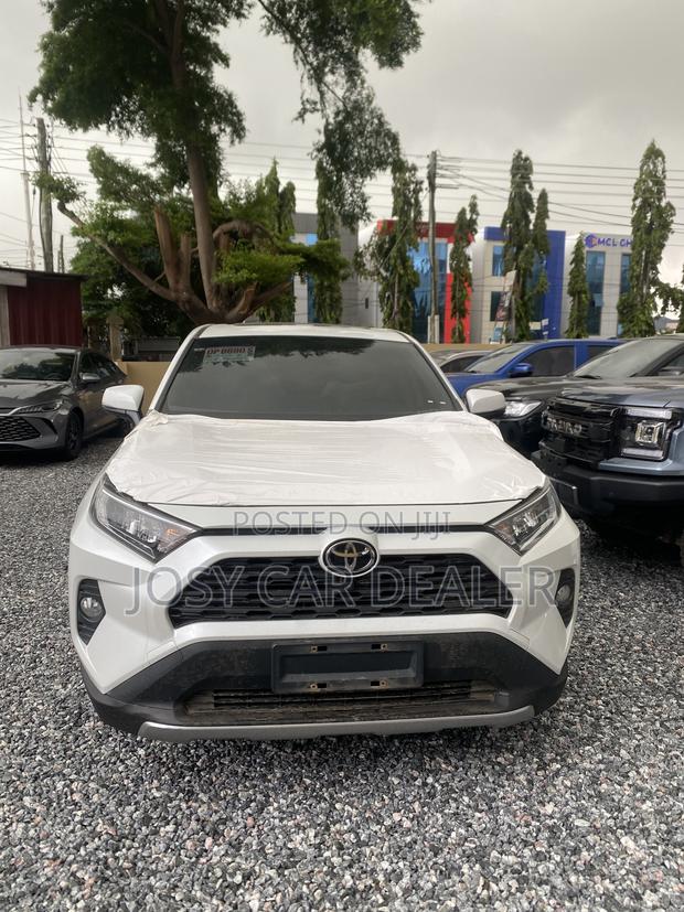Toyota RAV4 XLE FWD 2023 White