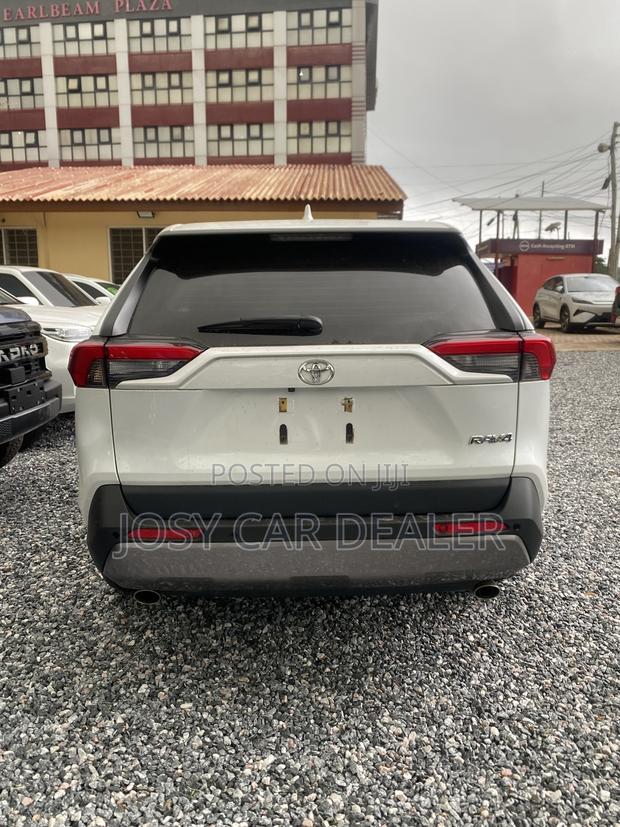 Toyota RAV4 XLE FWD 2023 White