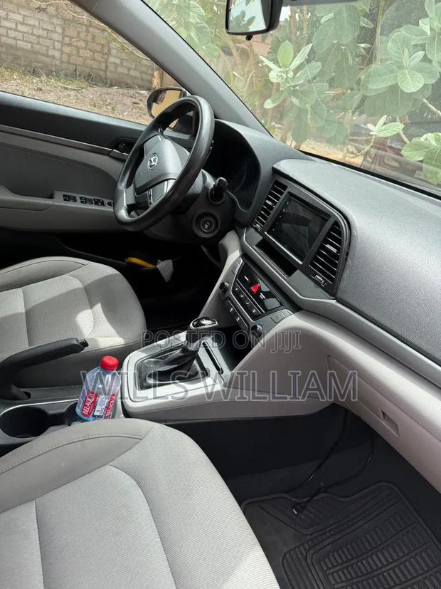 Hyundai Elantra SE Sedan FWD (2.0L 4cyl 6M) 2017 Gray