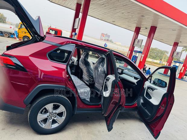 Toyota RAV4 XLE 2022 Red