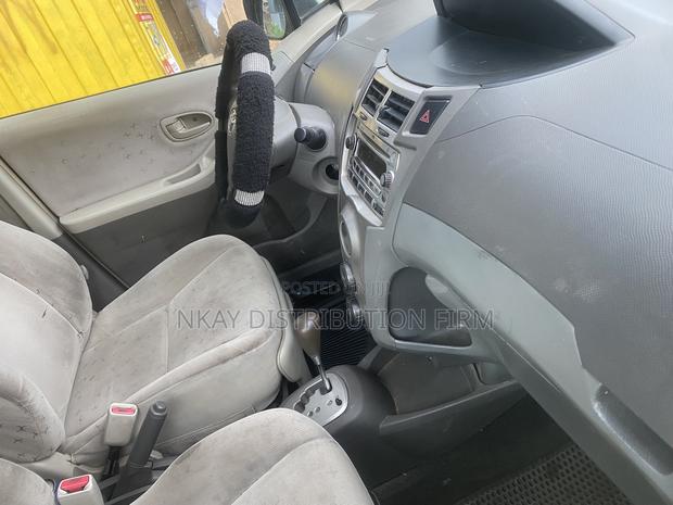 Toyota Vitz 1.5 FWD 5dr 2010 Green
