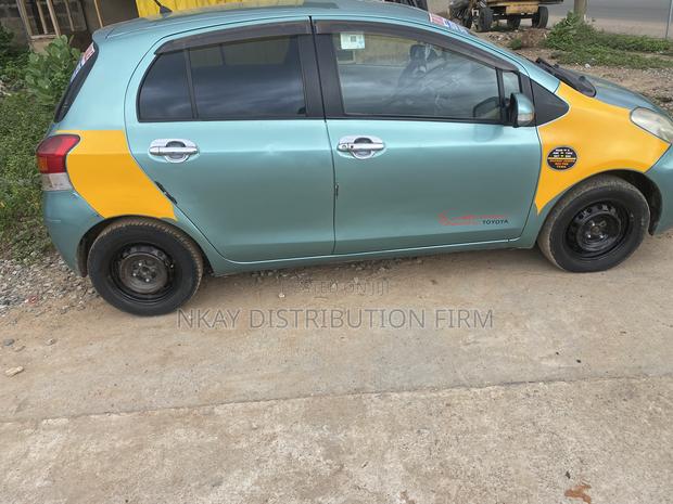Toyota Vitz 1.5 FWD 5dr 2010 Green