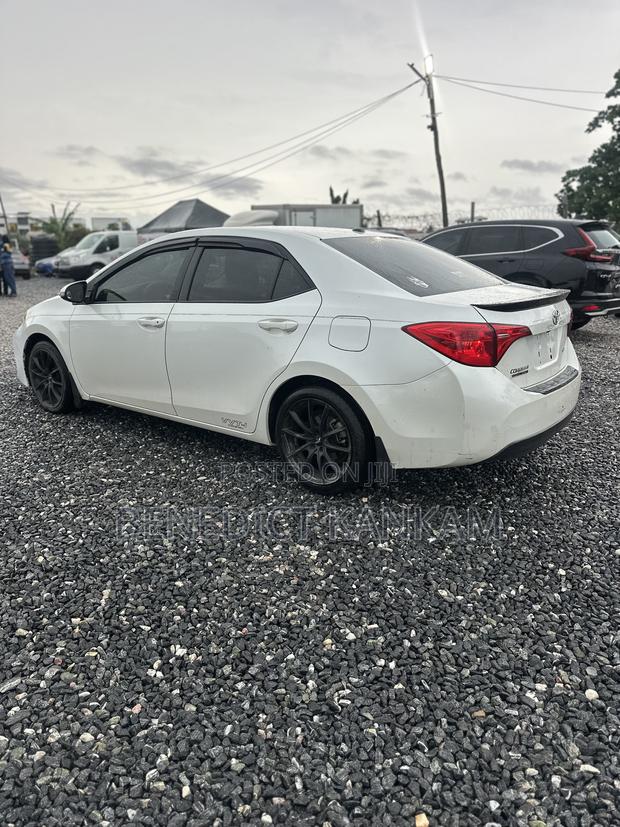 Toyota Corolla SE Special Edition 4dr Sedan (1.8L 4cyl CVT) 2017 White