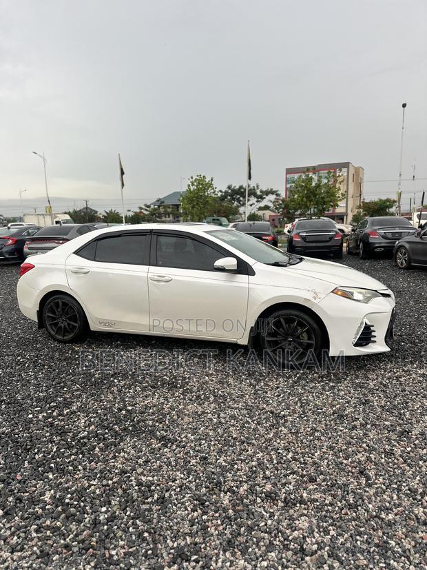 Toyota Corolla SE Special Edition 4dr Sedan (1.8L 4cyl CVT) 2017 White