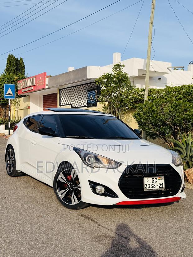 Hyundai Veloster 3dr Hatchback w/Red Interior (1.6L 4cyl 6AM) 2014