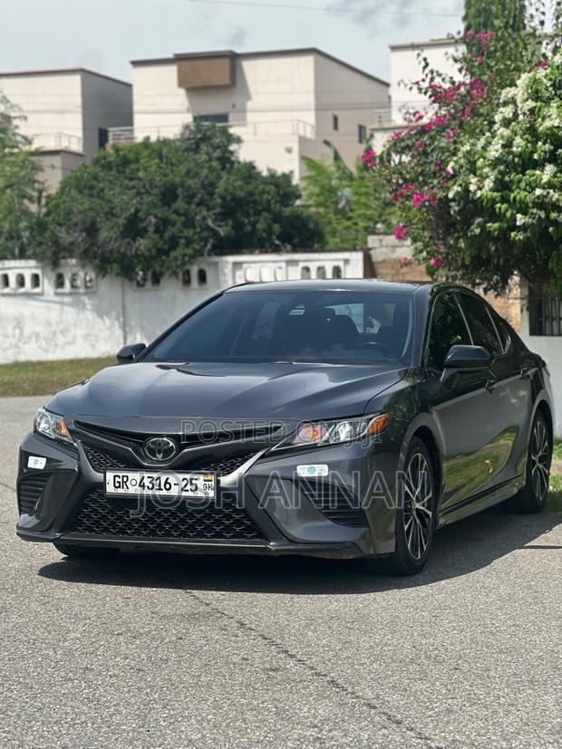 Toyota Camry SE FWD 2020 Gray