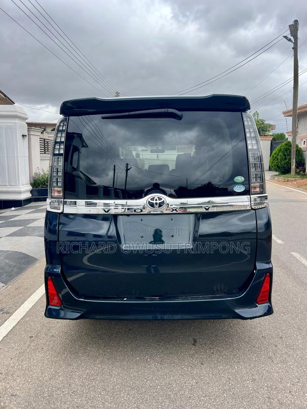 Toyota Voxy 2015