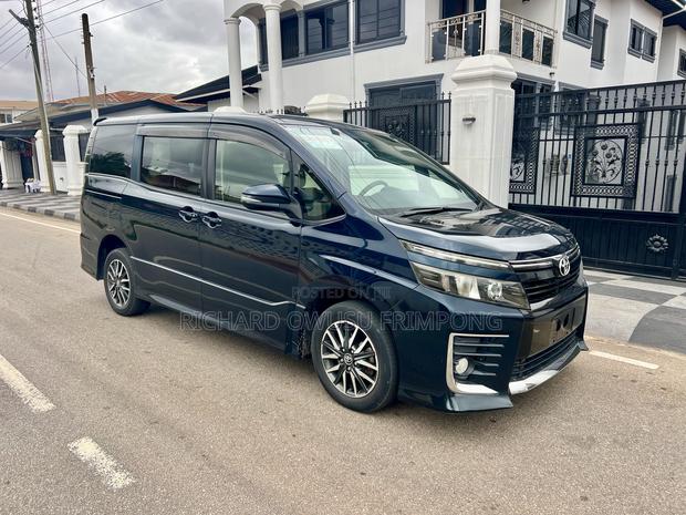 Toyota Voxy 2015