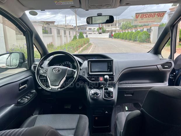 Toyota Voxy 2015