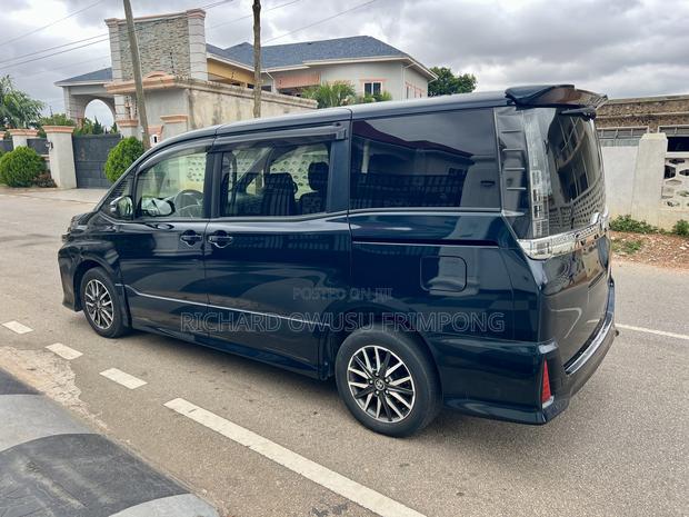 Toyota Voxy 2015