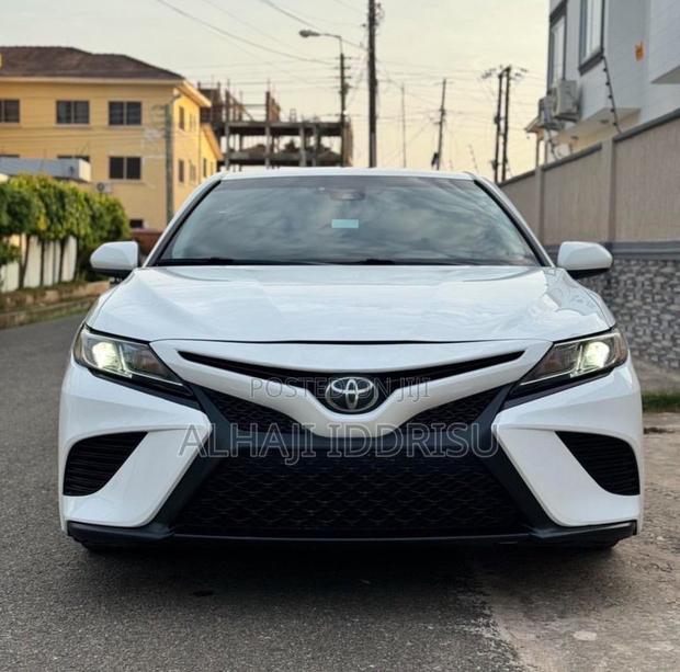 Toyota Camry SE FWD (2.5L 4cyl 8AM) 2018 White