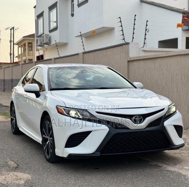 Toyota Camry SE FWD (2.5L 4cyl 8AM) 2018 White