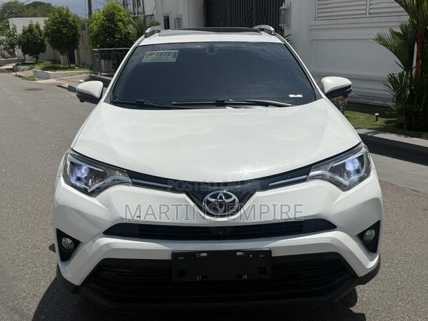 Toyota RAV4 XLE 4dr SUV (2.5L 4cyl 6A) 2018 White