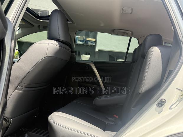 Toyota RAV4 XLE 4dr SUV (2.5L 4cyl 6A) 2018 White