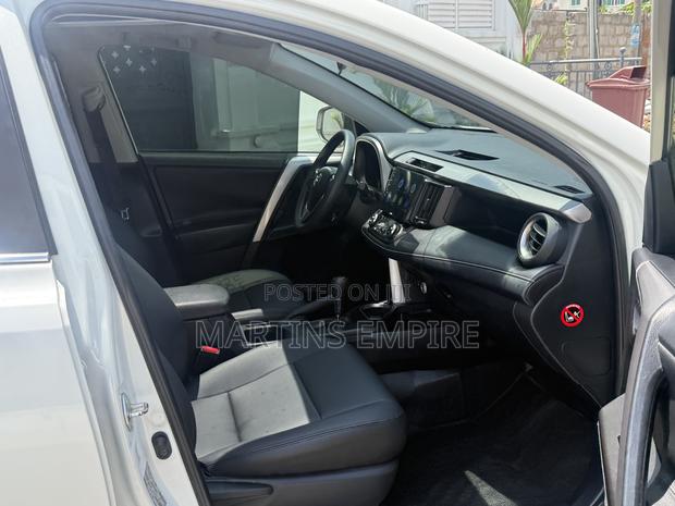 Toyota RAV4 XLE 4dr SUV (2.5L 4cyl 6A) 2018 White