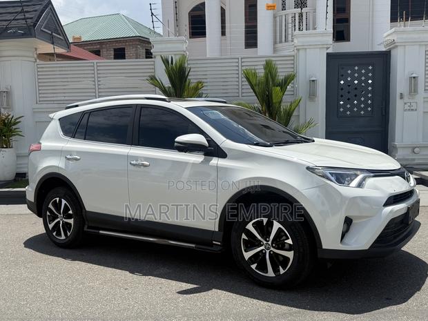 Toyota RAV4 XLE 4dr SUV (2.5L 4cyl 6A) 2018 White