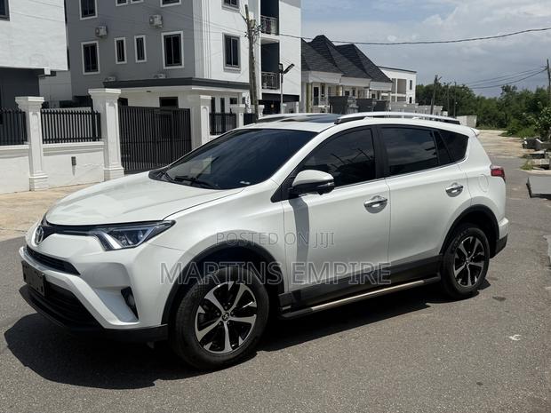 Toyota RAV4 XLE 4dr SUV (2.5L 4cyl 6A) 2018 White
