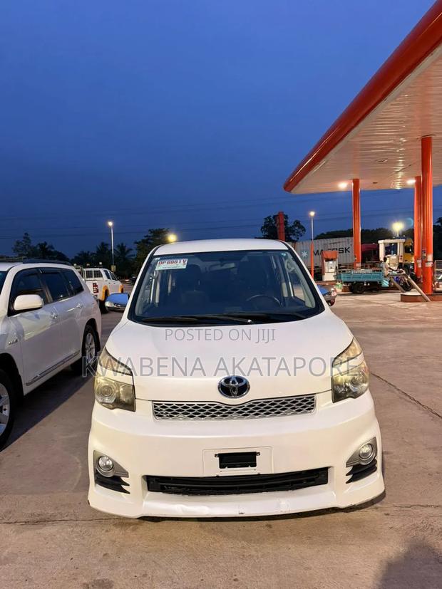 Toyota Voxy 2013 White