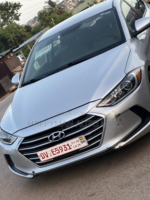 Hyundai Elantra SE Sedan FWD (2.0L 4cyl 6M) 2017 Gray