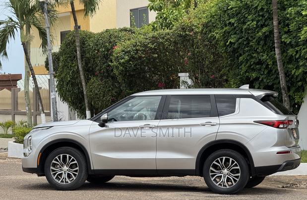 Mitsubishi Outlander ES 2022 Silver