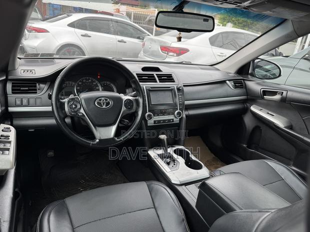 Toyota Camry SE 4dr Sedan (2.5L 4cyl 6A) 2014 White