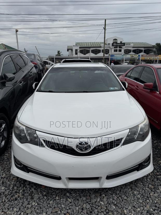 Toyota Camry SE 4dr Sedan (2.5L 4cyl 6A) 2014 White