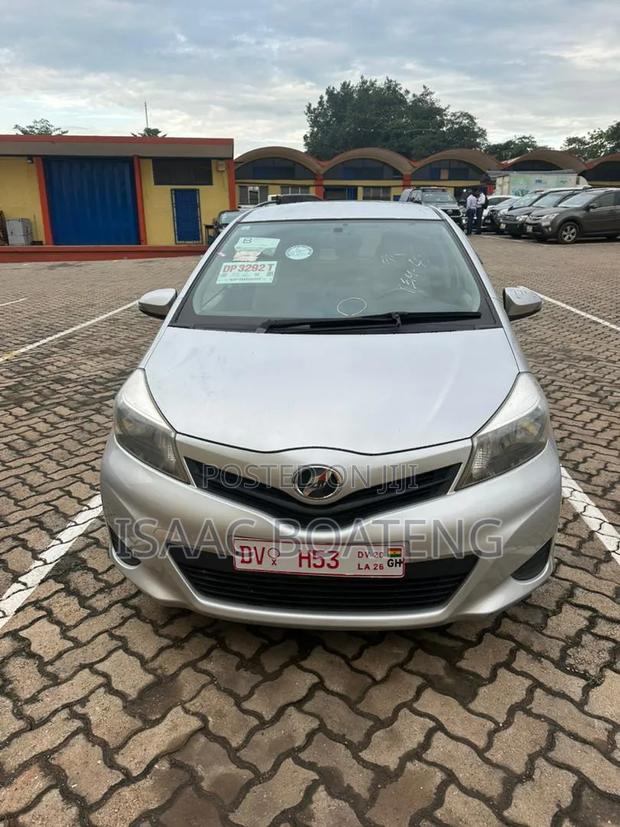 Toyota Vitz 1.3 FWD 5dr 2013 Silver