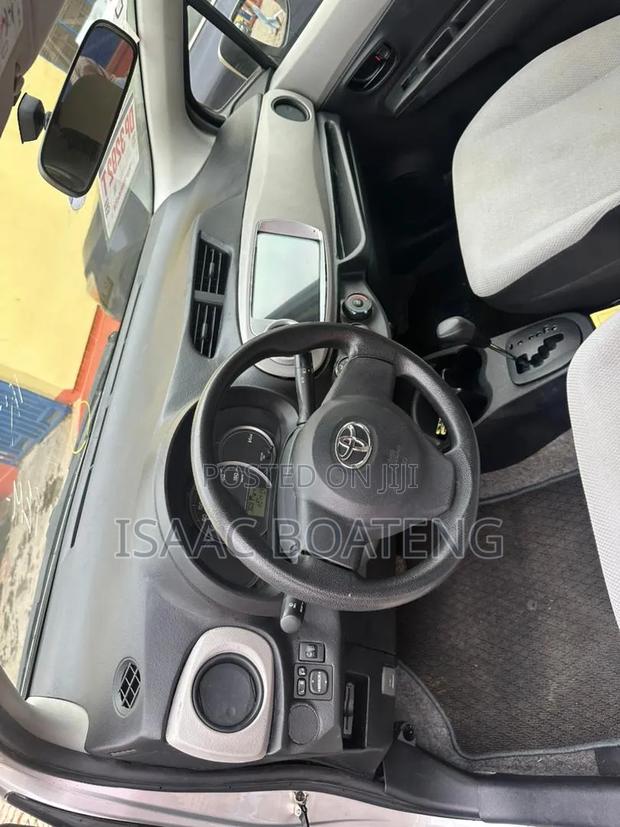 Toyota Vitz 1.3 FWD 5dr 2013 Silver