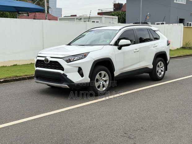 Toyota RAV4 LE AWD 2019 White