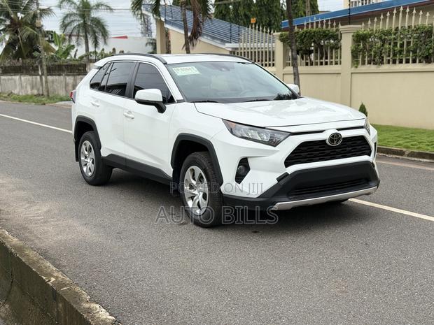 Toyota RAV4 LE AWD 2019 White