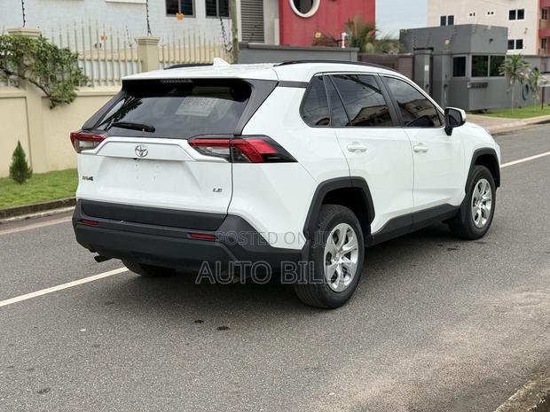 Toyota RAV4 LE AWD 2019 White
