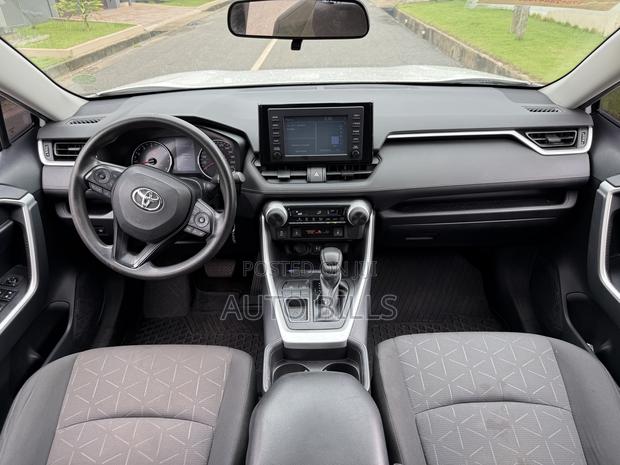 Toyota RAV4 LE AWD 2019 White