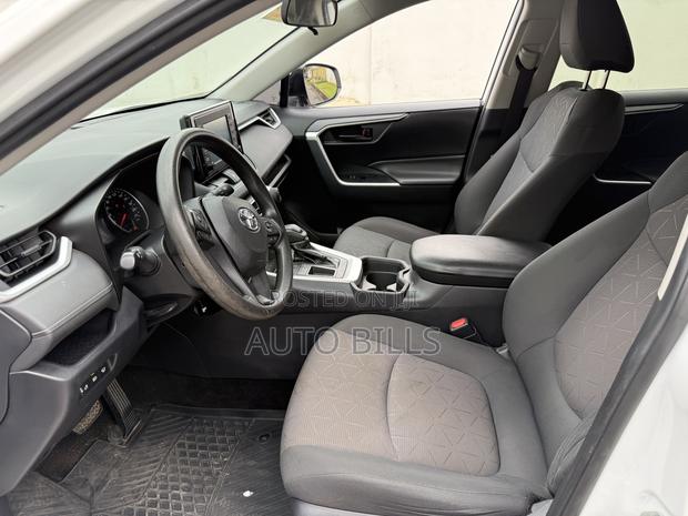 Toyota RAV4 LE AWD 2019 White