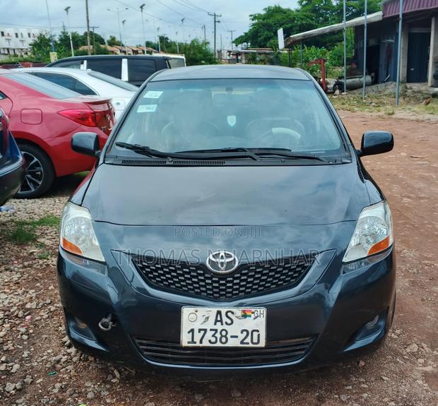 Toyota Yaris Base Sedan 4dr 2010 Black