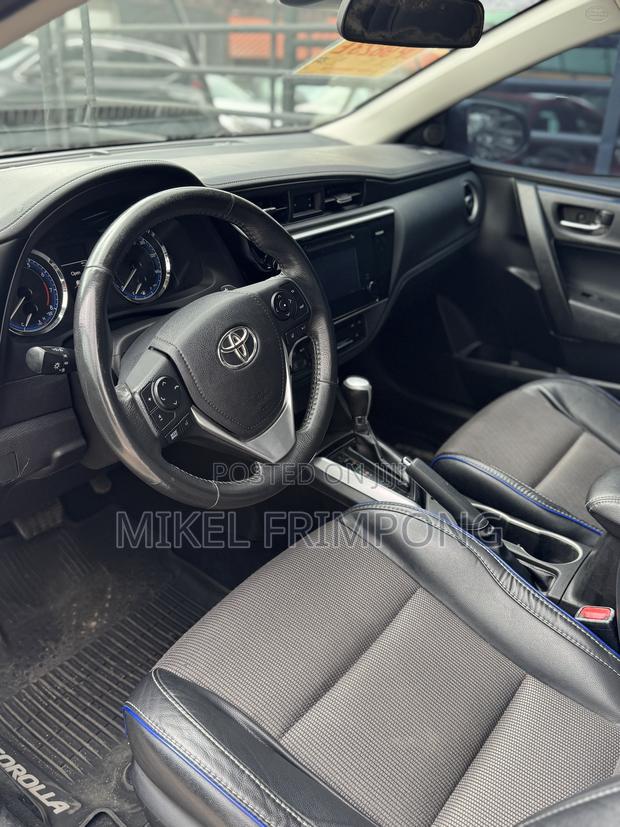Toyota Corolla SE (1.8L 4cyl 2A) 2018 White