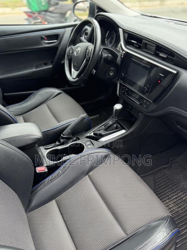 Toyota Corolla SE (1.8L 4cyl 2A) 2018 White