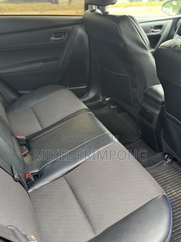 Toyota Corolla SE (1.8L 4cyl 2A) 2018 White